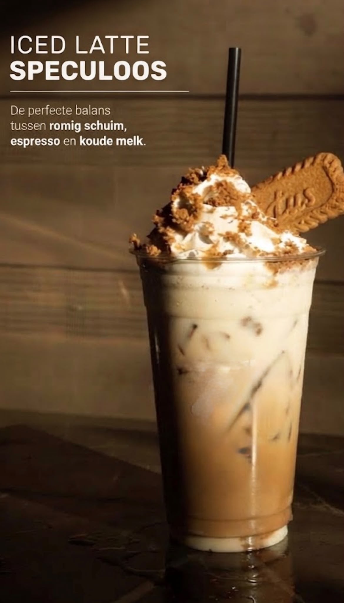 Iced Latte Speculoos met romig schuim, espresso, koude melk en een Lotus-koekje